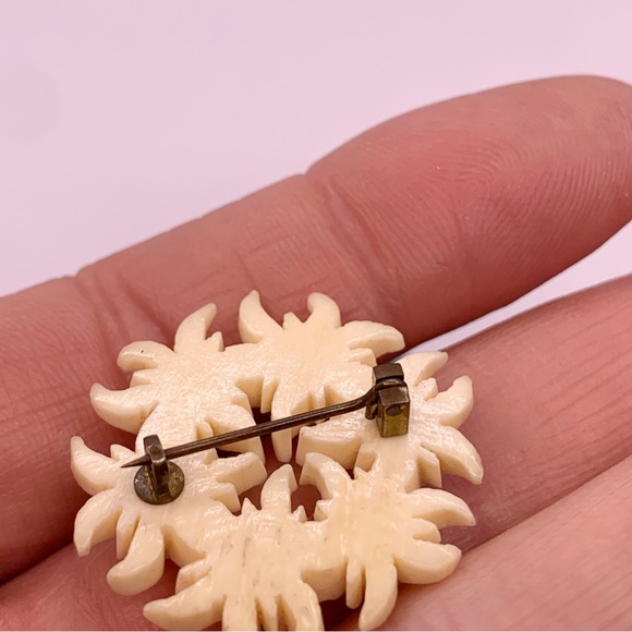 Antique C clasp carved bovine bone flower circle wreath brooch pin green - Picture 3 of 8